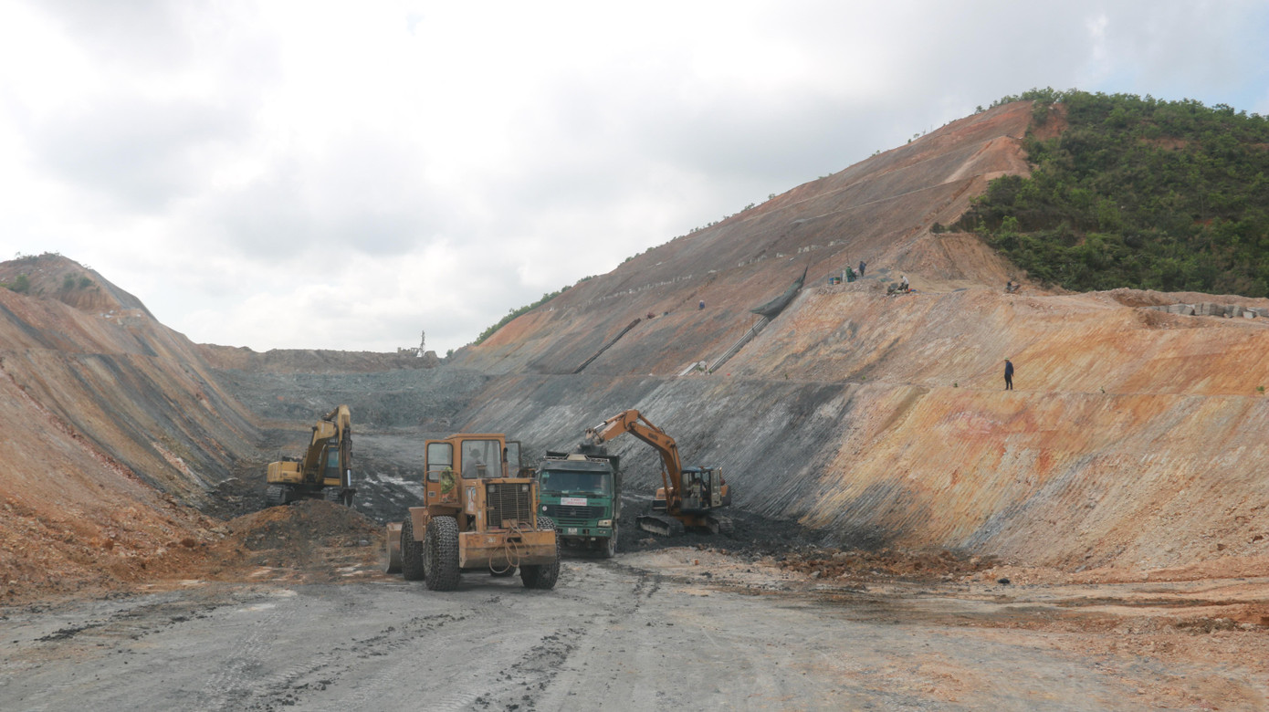 Một vị trí chậm tiến độ tại địa phận Quảng Trị do địa chất phức tạp, xuất hiện mạch nước ngầm. Lãnh đạo Ban QLDA đường Hồ Chí Minh cho biết: Việc xử lý kỹ thuật sẽ phải kéo dài thêm thời gian thi công do các thủ tục theo đúng quy định hiện hành. Một vị trí chậm tiến độ tại địa phận Quảng Trị do địa chất phức tạp, xuất hiện mạch nước ngầm. Lãnh đạo Ban QLDA đường Hồ Chí Minh cho biết: Việc xử lý kỹ thuật sẽ phải kéo dài thêm thời gian thi công do các thủ tục theo đúng quy định hiện hành.