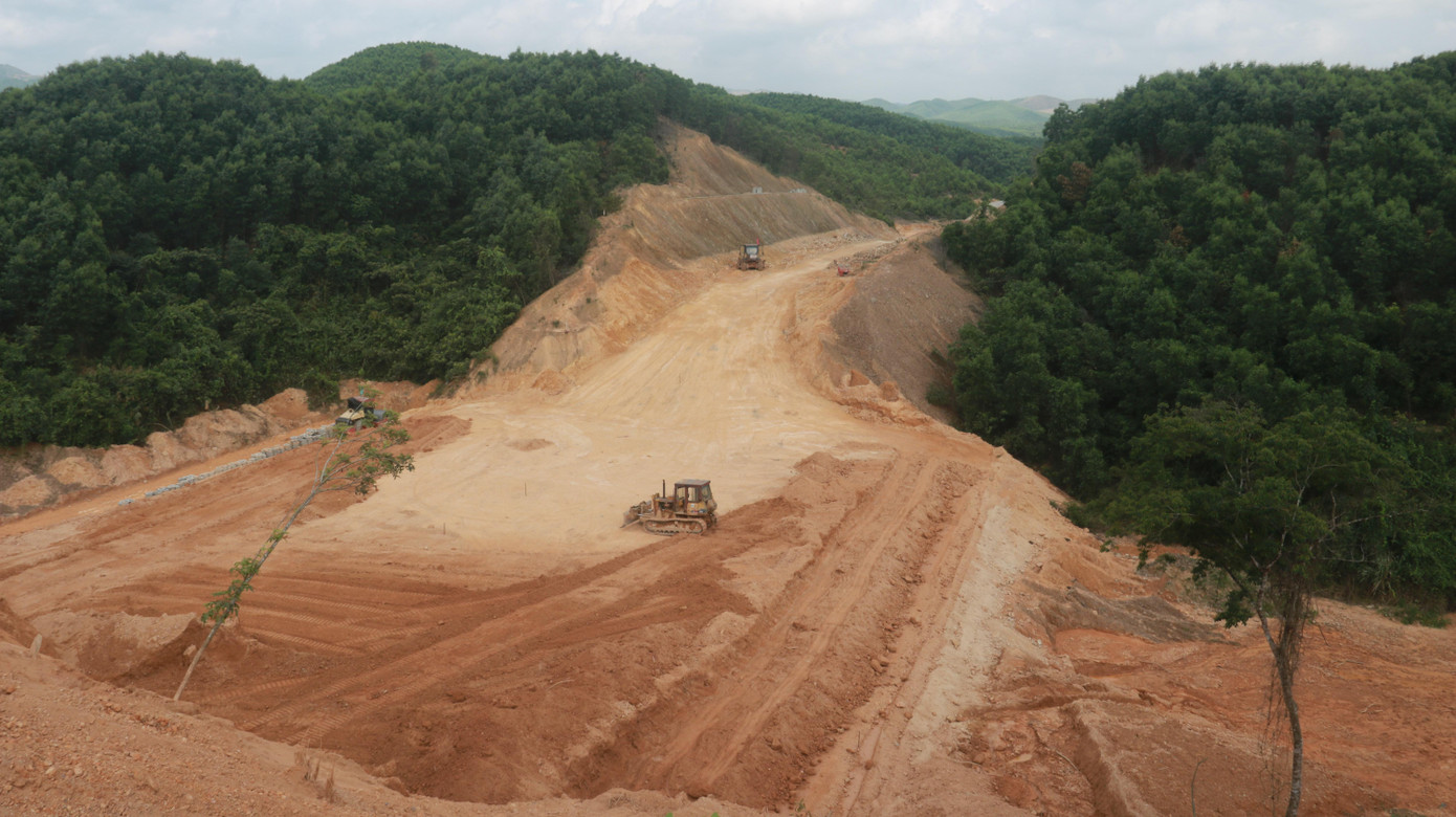 Một trong những khó khăn lớn nhất hiện nay, là tình trạng khan hiếm vật liệu xây dựng (đá, cát sỏi) theo đúng tiêu chuẩn để thi công đảm bảo yêu cầu kỷ thuật của đường cao tốc. Việc thiếu vật liệu đã ít nhiều ảnh hưởng đến tiến độ thực hiện dự án của một số nhà thầu thi công. Một trong những khó khăn lớn nhất hiện nay, là tình trạng khan hiếm vật liệu xây dựng (đá, cát sỏi) theo đúng tiêu chuẩn để thi công đảm bảo yêu cầu kỷ thuật của đường cao tốc. Việc thiếu vật liệu đã ít nhiều ảnh hưởng đến tiến độ thực hiện dự án của một số nhà thầu thi công.