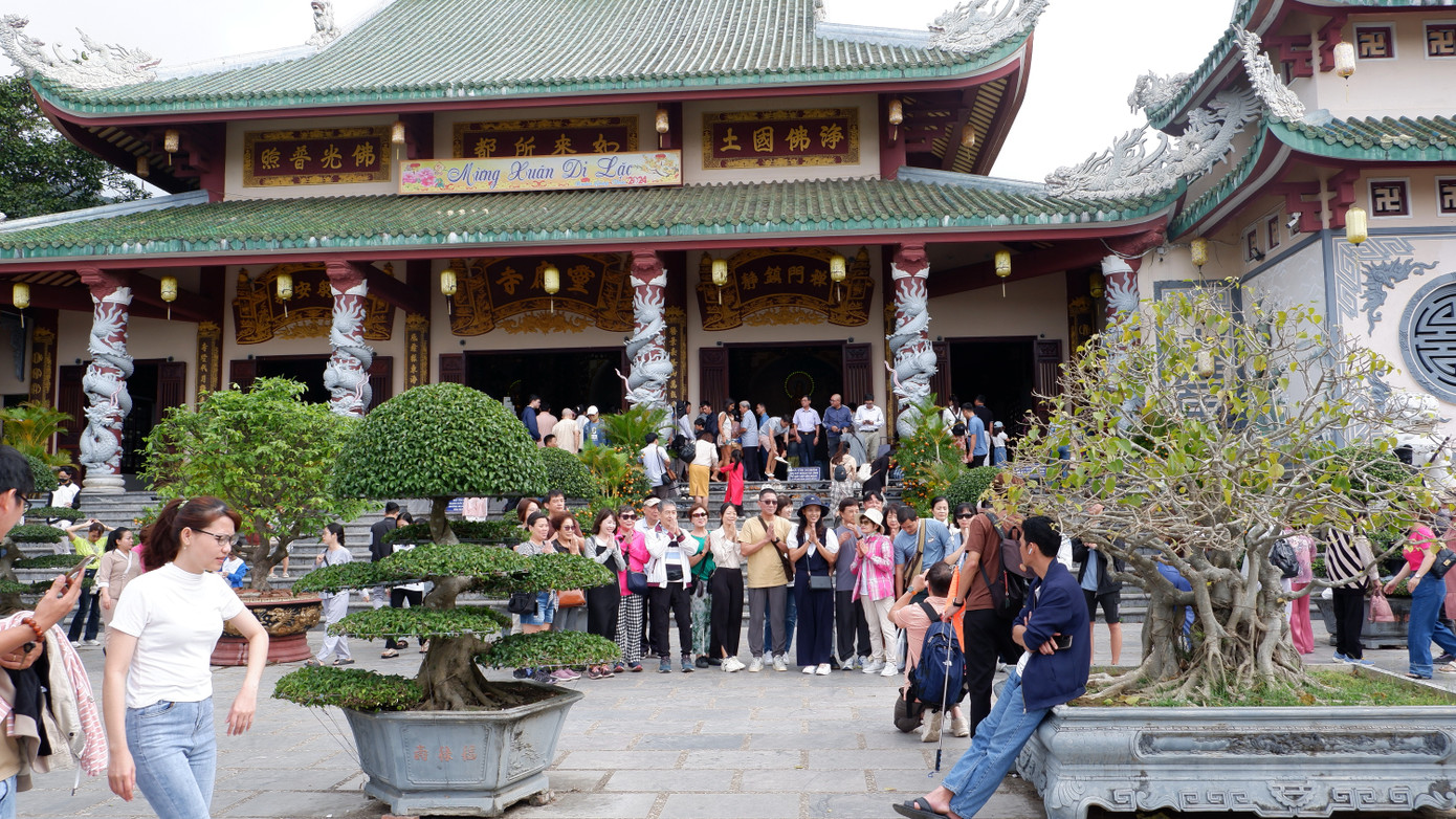 Qua cổng tam quan khung cảnh bên trong sân chùa Linh Ứng nhộn nhịp du khách tham quan, vãn cảnh.