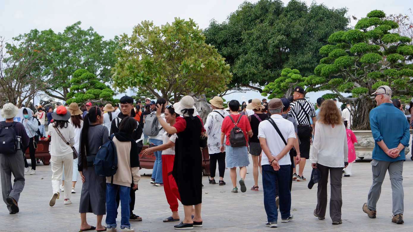 Người dân và du khách vãn cảnh chùa Linh Ứng trong tiết trời xuân mát mẻ, trong lành.