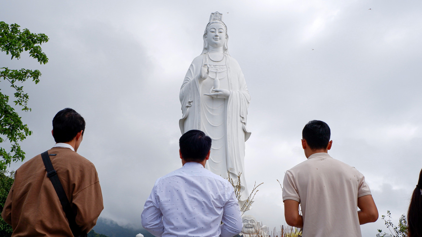 Chùa Linh Ứng trên bán đảo Sơn Trà có tượng Phật Quan Âm từng là bức tượng Phật cao nhất Việt Nam với chiều cao 67 m được hoàn thành vào năm 2010, bức tượng toạ lạc ngay chính giữa sân chùa. Ảnh: Nguyễn Thành.