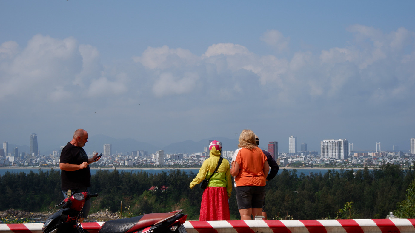 Từ khu vực chùa Linh Ứng trên bán đảo Sơn Trà, du khách có thể phóng tầm mắt ngắm toàn cảnh thành phố Đà Nẵng từ trên cao. Ảnh: Nguyễn Thành.