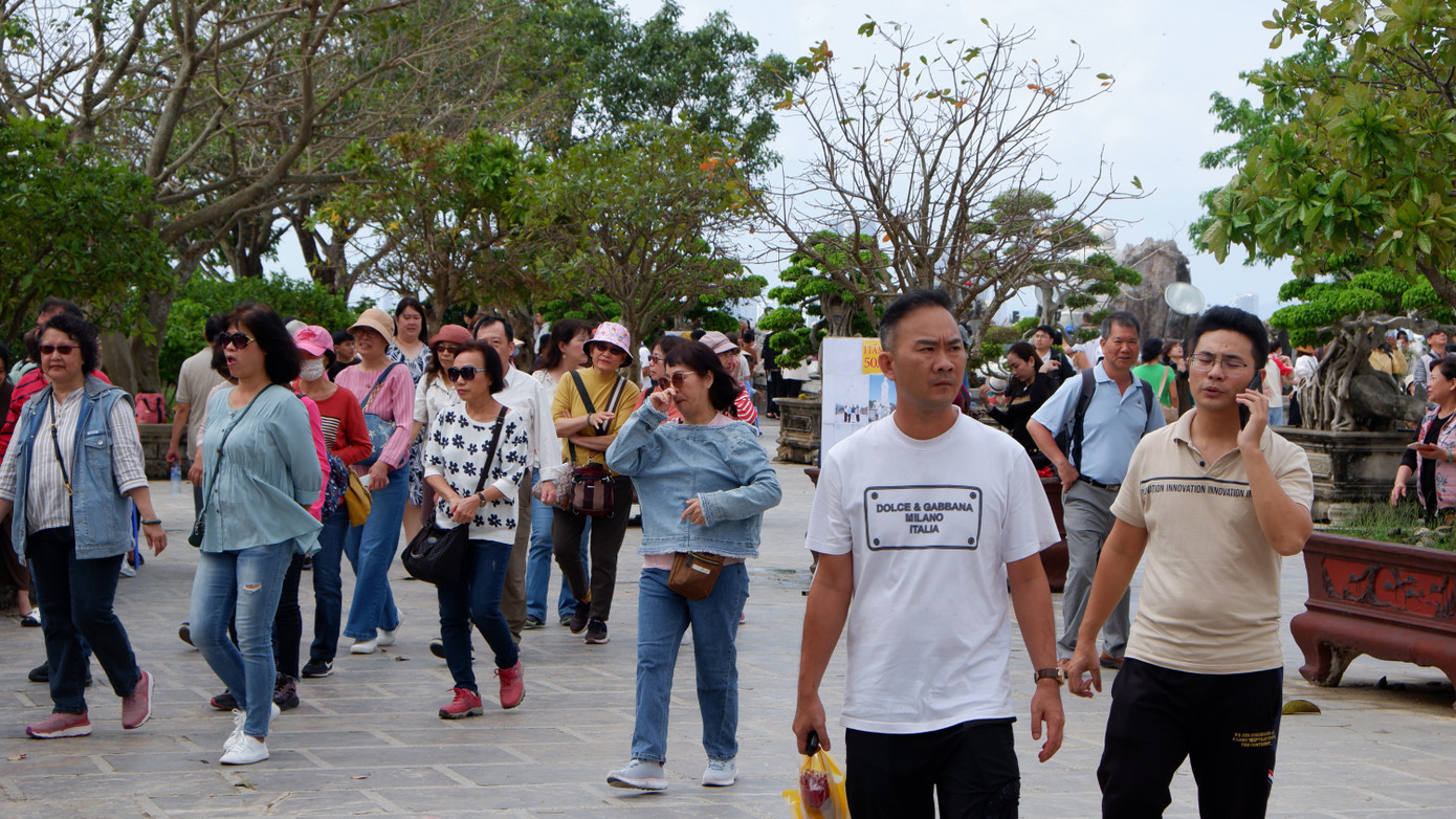 Người dân và du khách vãn cảnh chùa Linh Ứng trong tiết trời xuân mát mẻ, trong lành.