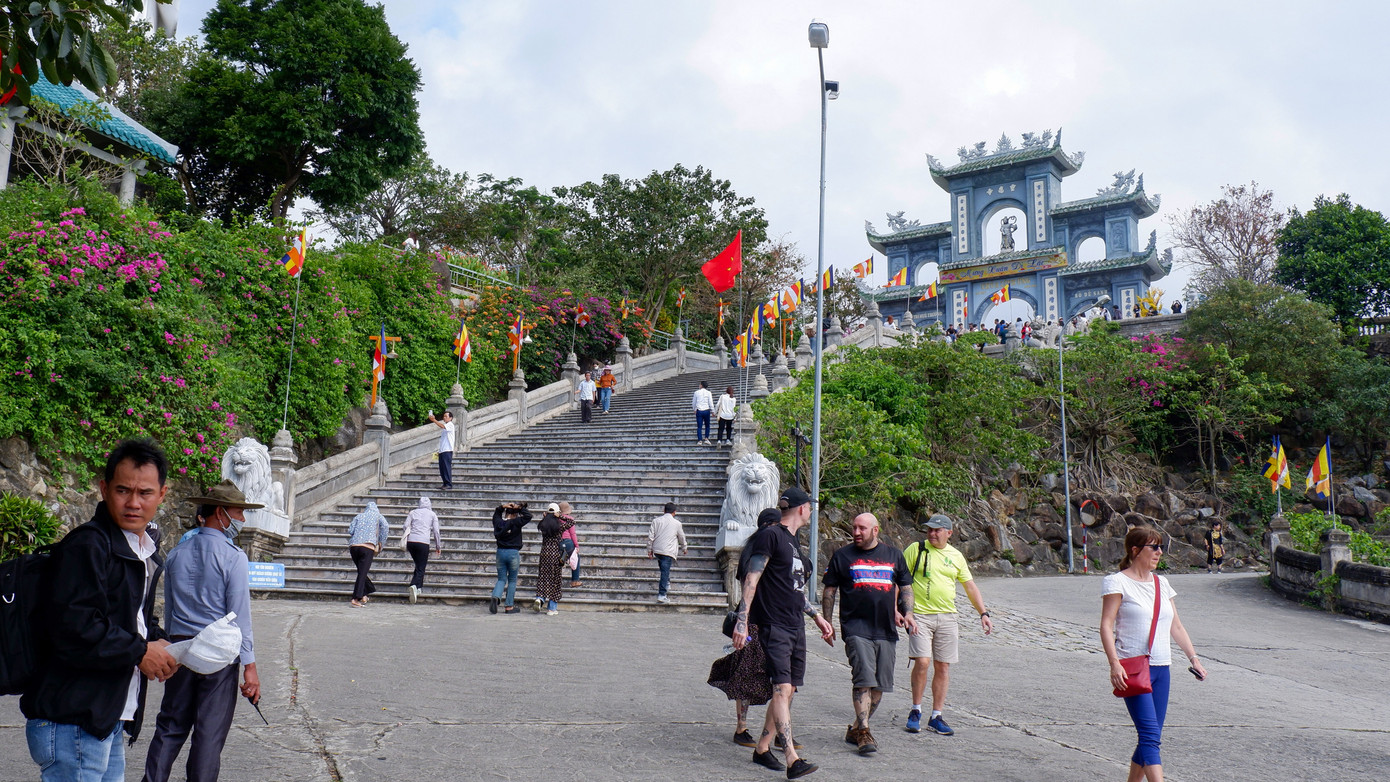 Chùa Linh Ứng tọa lạc trên bán đảo Sơn Trà, cách TP. Đà Nẵng khoảng 10 km về hướng đông bắc do cố Hòa thượng Thích Thiện Nguyện khai sơn. Chùa được khởi công từ tháng 7/2004 và khánh thành vào tháng 7/2010.