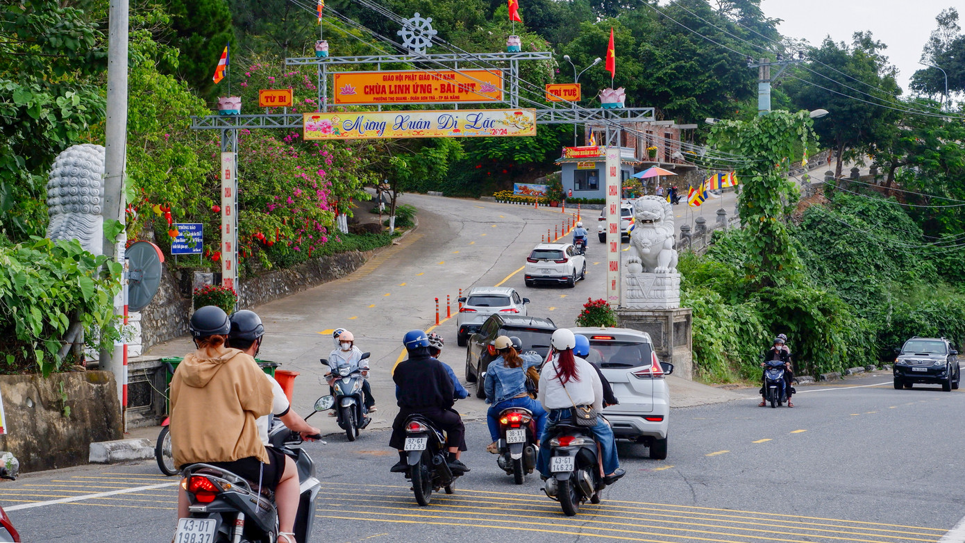 Ngày 24/2, nhằm ngày rằm tháng Giêng năm Giáp Thìn, đường lên chùa Linh Ứng (trên bán đảo Sơn Trà, TP. Đà Nẵng) dòng xe nối dài. Chùa Linh Ứng là địa chỉ du lịch tâm linh nổi tiếng ở Đà Nẵng. Ảnh: Nguyễn Thành.