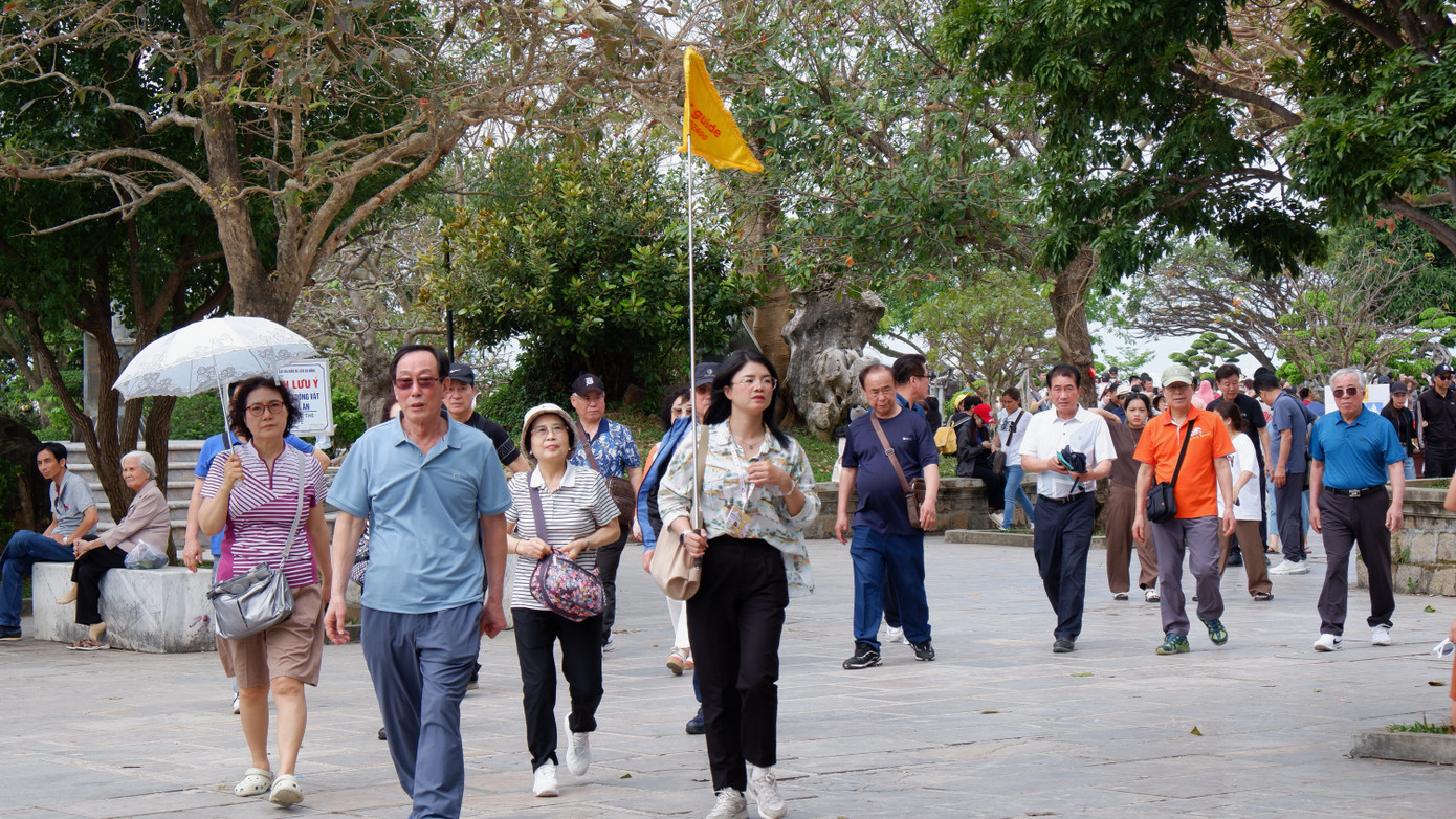 Người dân và du khách vãn cảnh chùa Linh Ứng trong tiết trời xuân mát mẻ, trong lành.