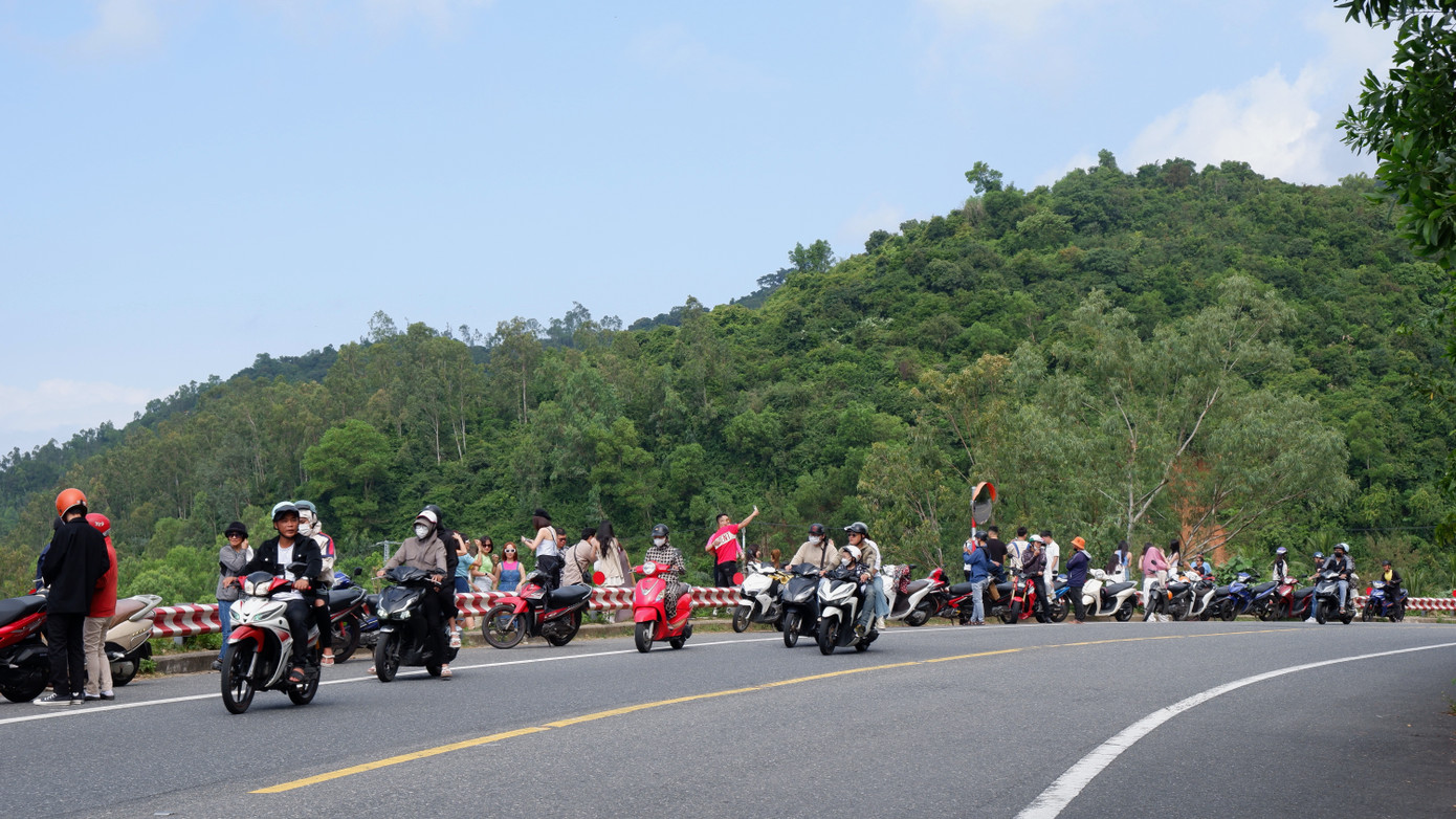 Ngày 24/2, nhằm ngày rằm tháng Giêng năm Giáp Thìn, đường lên chùa Linh Ứng (trên bán đảo Sơn Trà, TP. Đà Nẵng) dòng xe nối dài. Chùa Linh Ứng là địa chỉ du lịch tâm linh nổi tiếng ở Đà Nẵng. Ảnh: Nguyễn Thành.