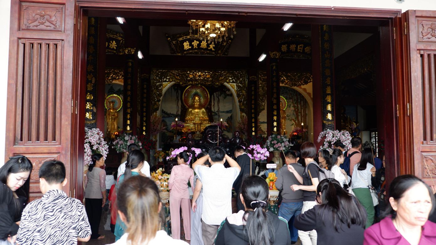 Ngày rằm tháng Giêng bên trong đại sảnh chính của chùa Linh Ứng hàng nghìn lượt người dân và du khách cùng thành tâm khấn nguyện, cầu an bình, hạnh phúc, phát tài phát lộc cho năm mới. Ảnh: Nguyễn Thành.