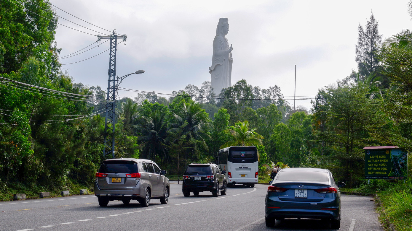 Ngày 24/2, nhằm ngày rằm tháng Giêng năm Giáp Thìn, đường lên chùa Linh Ứng (trên bán đảo Sơn Trà, TP. Đà Nẵng) dòng xe nối dài. Chùa Linh Ứng là địa chỉ du lịch tâm linh nổi tiếng ở Đà Nẵng. Ảnh: Nguyễn Thành.