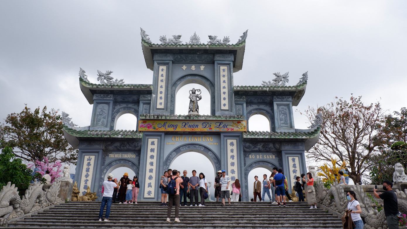 Toàn cảnh chùa Linh ứng nằm trên một địa hình vững chãi, khung cảnh bao la, trước mặt là biển, sau lưng là núi mang vẻ đẹp hiếm có. Đây là địa chỉ du lịch tâm linh được nhiều người dân và du khách đến tham quan. Trong ảnh, cổng tam quan của chùa Linh Ứng đông khách từ sáng sớm ngày 24/2. Ảnh: Nguyễn Thành.