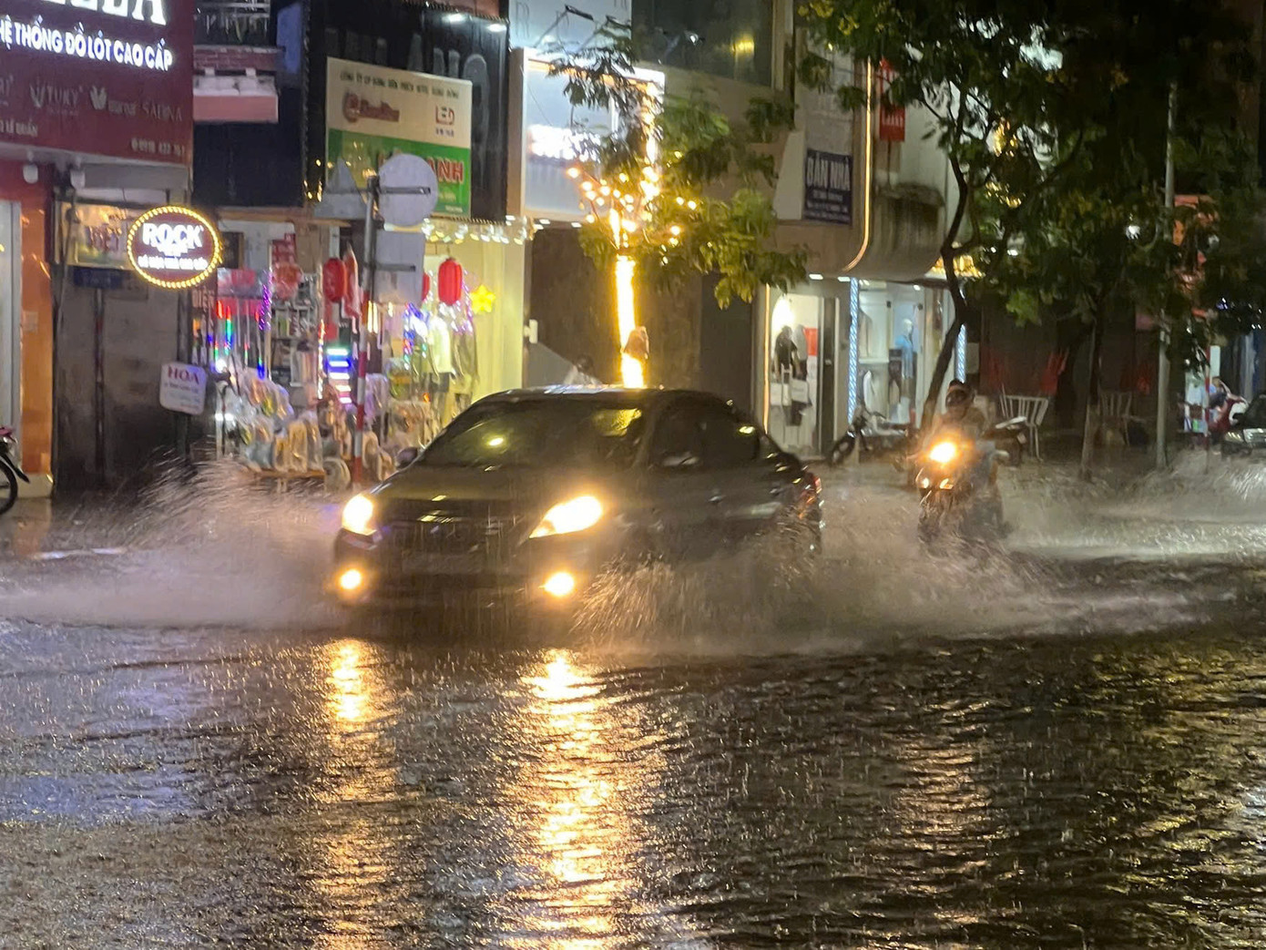 Do ảnh hưởng của bão số 1 trên biển Đông, tối 11 và rạng sáng 12/6, trên địa bàn thành phố Đà Nẵng đã có mưa lớn, kéo dài nhiều giờ. Mưa lớn khiến nhiều tuyến đường phố ở Đà Nẵng ngập cục bộ. Do ảnh hưởng của bão số 1 trên biển Đông, tối 11 và rạng sáng 12/6, trên địa bàn thành phố Đà Nẵng đã có mưa lớn, kéo dài nhiều giờ. Mưa lớn khiến nhiều tuyến đường phố ở Đà Nẵng ngập cục bộ.