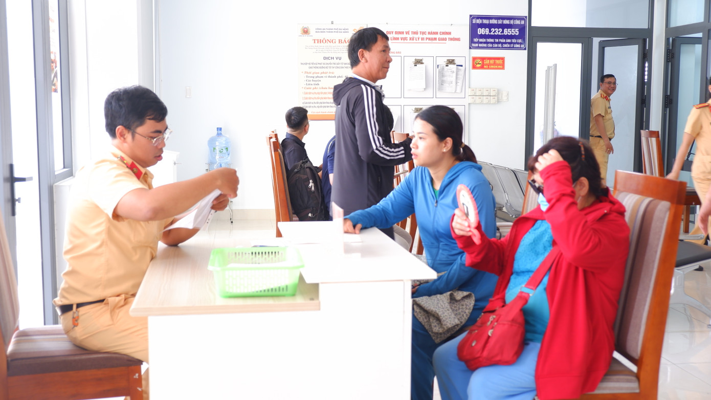 Cán bộ Phòng CSGT tận tình hướng dẫn người dân tại bàn hướng dẫn. "Trước đây do khó khăn về vị trí tiếp dân nên Công thành phố chỉ bố trí hai ô tại Trung tâm hành chính. Hiện nay, với địa điểm thuận lợi hơn, Công thành phố bố trí bốn ô tiếp dân, bố trí, bổ sung thêm cán bộ vừa thực hiện công tác hướng dẫn, vừa thực hiện công tác tiếp nhận hồ sơ nhằm đảm bảo lượng hồ sơ tiếp nhận được tốt hơn", thiếu tá Sỹ nói. Cán bộ Phòng CSGT tận tình hướng dẫn người dân tại bàn hướng dẫn. "Trước đây do khó khăn về vị trí tiếp dân nên Công thành phố chỉ bố trí hai ô tại Trung tâm hành chính. Hiện nay, với địa điểm thuận lợi hơn, Công thành phố bố trí bốn ô tiếp dân, bố trí, bổ sung thêm cán bộ vừa thực hiện công tác hướng dẫn, vừa thực hiện công tác tiếp nhận hồ sơ nhằm đảm bảo lượng hồ sơ tiếp nhận được tốt hơn", thiếu tá Sỹ nói.