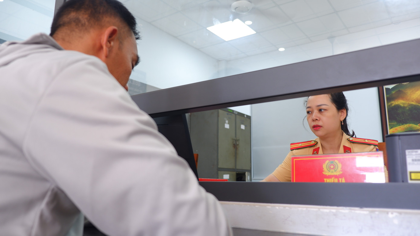 Theo Thiếu tá Sỹ, việc chuyển trụ sở lần này để tiếp nhận nhiều hồ sơ hơn, phục vụ tốt hơn, giải quyết nhanh hơn các yêu cầu của công dân về giấy phép lái xe. Trung bình mỗi ngày tiếp nhận từ 200 - 300 hồ sơ, thủ tục về cấp, đổi cũng như các hồ sơ về sát hạch cấp giấy phép lái xe. Theo Thiếu tá Sỹ, việc chuyển trụ sở lần này để tiếp nhận nhiều hồ sơ hơn, phục vụ tốt hơn, giải quyết nhanh hơn các yêu cầu của công dân về giấy phép lái xe. Trung bình mỗi ngày tiếp nhận từ 200 - 300 hồ sơ, thủ tục về cấp, đổi cũng như các hồ sơ về sát hạch cấp giấy phép lái xe.