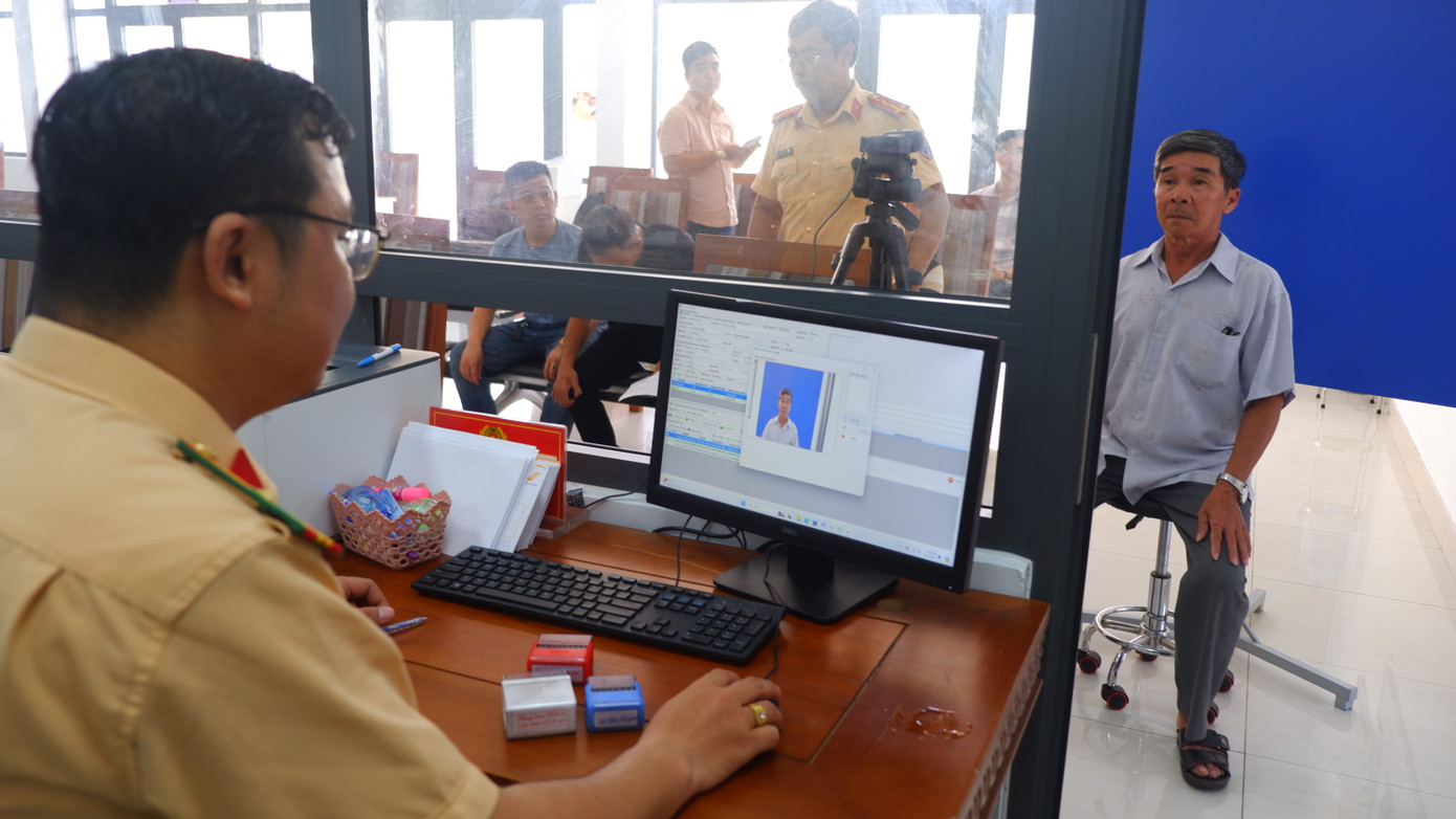 Chuyển về vị trí mới, với không gian rộng rãi, đã giúp người dân thuận tiện hơn nhiều. Có nhu cầu xin cấp lại giấy phép lái xe vừa bị mất, ông Trần Viết Vũ (trú quận Hải Châu) đến Phòng CSGT và được cán bộ CSGT hướng dẫn các bước làm thủ tục. Sau khi bấm số thứ tự, anh Vũ được gọi tên vào ô nộp hồ sơ. Anh Vũ cho hay, do không mất nhiều thời gian xếp hàng lấy số, lại được cán bộ CSGT hướng dẫn chi tiết nên thủ tục của anh rất nhanh. Chuyển về vị trí mới, với không gian rộng rãi, đã giúp người dân thuận tiện hơn nhiều. Có nhu cầu xin cấp lại giấy phép lái xe vừa bị mất, ông Trần Viết Vũ (trú quận Hải Châu) đến Phòng CSGT và được cán bộ CSGT hướng dẫn các bước làm thủ tục. Sau khi bấm số thứ tự, anh Vũ được gọi tên vào ô nộp hồ sơ. Anh Vũ cho hay, do không mất nhiều thời gian xếp hàng lấy số, lại được cán bộ CSGT hướng dẫn chi tiết nên thủ tục của anh rất nhanh.