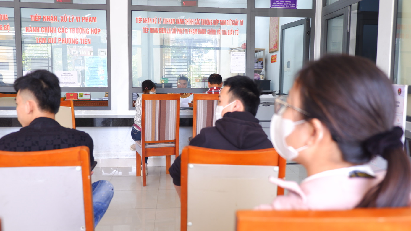 Thiếu tá Trần Hữu Sỹ, Phó đội trưởng Đội Đội sát hạch, cấp giấy phép lái xe cơ giới đường bộ (Phòng CSGT, Công an TP Đà Nẵng) cho hay, từ ngày 1/3/2025, công an TP chủ động công tác tiếp nhận hồ sơ cấp, đổi giấy phép lái xe cho công dân tại Bộ phận một cửa - Trung tâm hành chính TP Đà Nẵng. Tuy nhiên, để phục vụ tốt hơn cho người dân, từ ngày 21/4, Công an TP Đà Nẵng đã báo cáo UBND TP, chuẩn bị các điều kiện để chuyển trụ sở tiếp dân chính về số 18 đường Võ An Ninh. Thiếu tá Trần Hữu Sỹ, Phó đội trưởng Đội Đội sát hạch, cấp giấy phép lái xe cơ giới đường bộ (Phòng CSGT, Công an TP Đà Nẵng) cho hay, từ ngày 1/3/2025, công an TP chủ động công tác tiếp nhận hồ sơ cấp, đổi giấy phép lái xe cho công dân tại Bộ phận một cửa - Trung tâm hành chính TP Đà Nẵng. Tuy nhiên, để phục vụ tốt hơn cho người dân, từ ngày 21/4, Công an TP Đà Nẵng đã báo cáo UBND TP, chuẩn bị các điều kiện để chuyển trụ sở tiếp dân chính về số 18 đường Võ An Ninh.