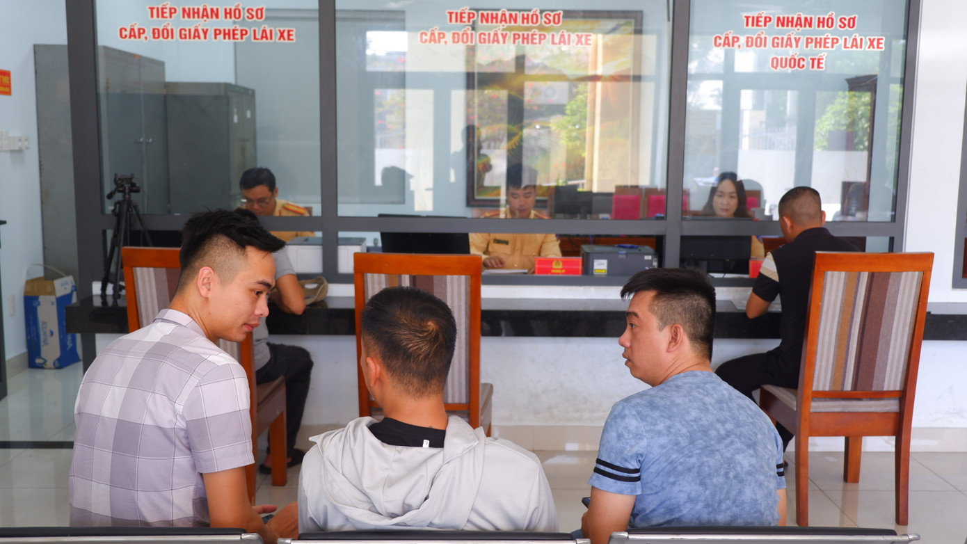 So với địa điểm cũ ở Trung tâm hành chính TP Đà Nẵng chỉ có 2 ô làm thủ tục thì tại địa điểm mới được bố trí thêm bốn ô. Đồng thời, bố trí thêm một bàn hướng dẫn, có cán bộ CSGT túc trực để hỗ trợ công dân các bước thực hiện thủ tục hành chính. So với địa điểm cũ ở Trung tâm hành chính TP Đà Nẵng chỉ có 2 ô làm thủ tục thì tại địa điểm mới được bố trí thêm bốn ô. Đồng thời, bố trí thêm một bàn hướng dẫn, có cán bộ CSGT túc trực để hỗ trợ công dân các bước thực hiện thủ tục hành chính.