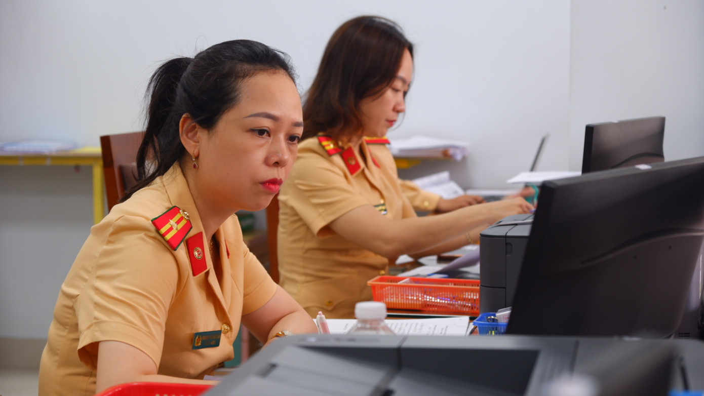 Cán bộ phòng CSGT Công an TP Đà Nẵng làm việc tại địa điểm mới ở số 18 Võ An Ninh. Cán bộ phòng CSGT Công an TP Đà Nẵng làm việc tại địa điểm mới ở số 18 Võ An Ninh.