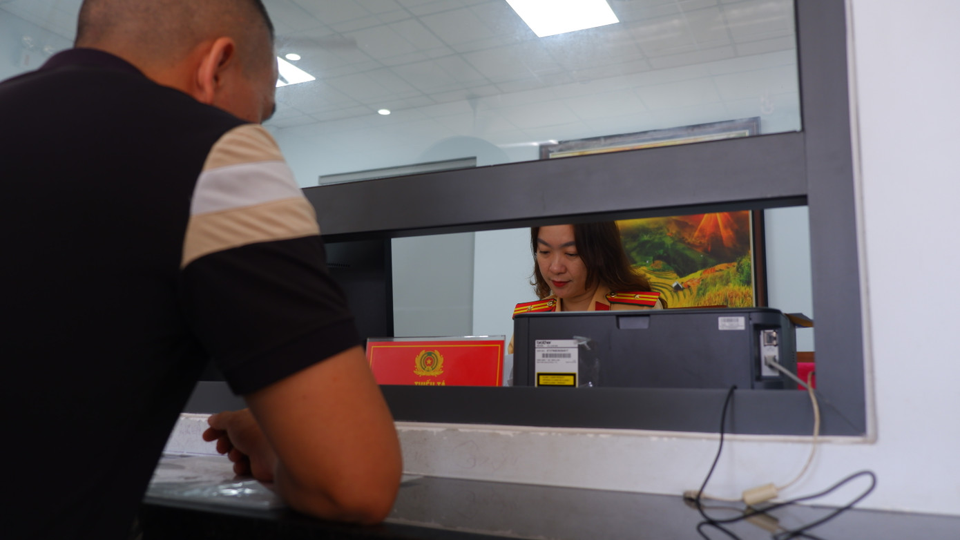 Người dân đến giải quyết thủ tục nhanh lẹ và hài lòng về tốc độ giải quyết các thủ tục, giấy tờ. Tại khu vực làm thủ tục cấp, đổi giấy phép lái xe không có tình trạng ùn ứ, người dân không mất nhiều thời gian chờ. Theo quan sát, từ khoảng 8h đến 9h ngày 21/4, có khoảng 20 tài xế đến làm thủ tục liên quan giấy phép lái xe, tất cả đều được giải quyết nhanh chóng. Người dân đến giải quyết thủ tục nhanh lẹ và hài lòng về tốc độ giải quyết các thủ tục, giấy tờ. Tại khu vực làm thủ tục cấp, đổi giấy phép lái xe không có tình trạng ùn ứ, người dân không mất nhiều thời gian chờ. Theo quan sát, từ khoảng 8h đến 9h ngày 21/4, có khoảng 20 tài xế đến làm thủ tục liên quan giấy phép lái xe, tất cả đều được giải quyết nhanh chóng.