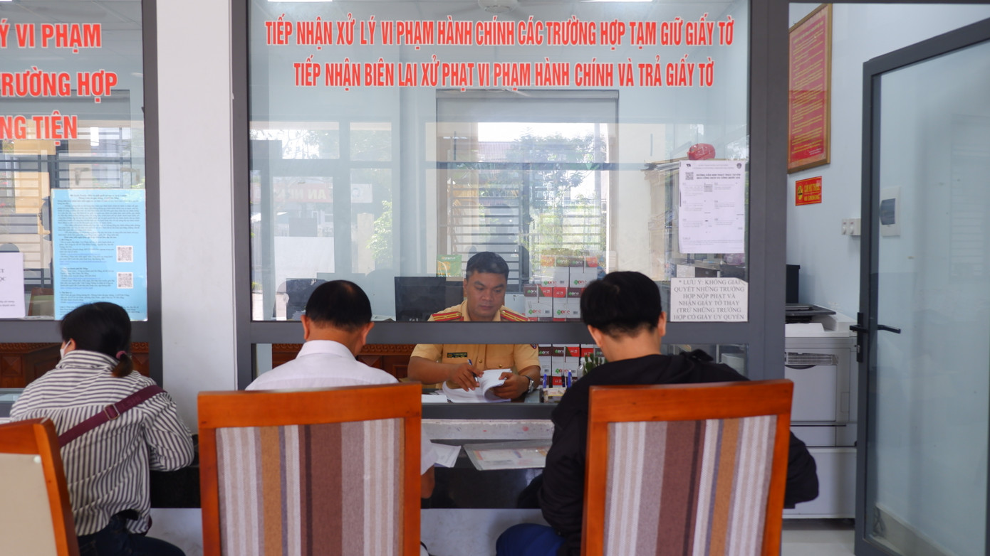 Trước nhu cầu của người dân, từ ngày 21/4, Bộ phận tiếp nhận và trả kết quả cấp, đổi giấy giấy phép lái xe (Phòng CSGT Công an TP Đà Nẵng) chuyển địa điểm làm việc từ Bộ phận một cửa - Trung tâm hành chính TP Đà Nẵng về Phòng CSGT tại 18 Võ An Ninh (phường Hòa Xuân, quận Cẩm Lệ). Trước nhu cầu của người dân, từ ngày 21/4, Bộ phận tiếp nhận và trả kết quả cấp, đổi giấy giấy phép lái xe (Phòng CSGT Công an TP Đà Nẵng) chuyển địa điểm làm việc từ Bộ phận một cửa - Trung tâm hành chính TP Đà Nẵng về Phòng CSGT tại 18 Võ An Ninh (phường Hòa Xuân, quận Cẩm Lệ).