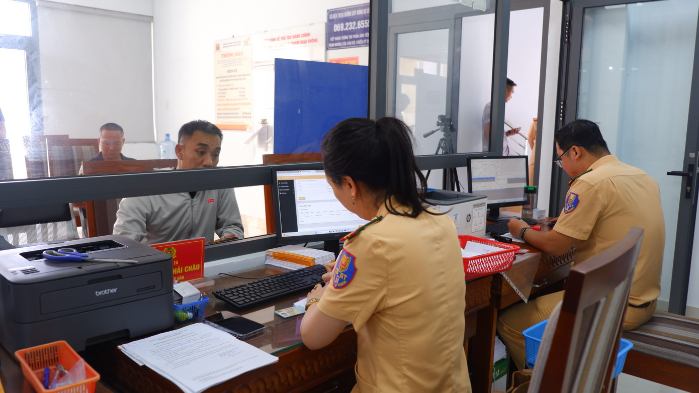 Theo ghi nhận, ngày đầu tiên về địa điểm mới, công tác cấp, đổi giấy phép lái xe tại Phòng CSGT Công an TP Đà Nẵng diễn ra suôn sẻ, nhanh chóng, không còn cảnh xếp hàng chờ như ở Trung tâm hành chính TP. Tại địa điểm mới, nhiều ô cửa tiếp dân, hướng dẫn người dân được mở đã giúp việc giải quyết các thủ tục nhanh chóng. Theo ghi nhận, ngày đầu tiên về địa điểm mới, công tác cấp, đổi giấy phép lái xe tại Phòng CSGT Công an TP Đà Nẵng diễn ra suôn sẻ, nhanh chóng, không còn cảnh xếp hàng chờ như ở Trung tâm hành chính TP. Tại địa điểm mới, nhiều ô cửa tiếp dân, hướng dẫn người dân được mở đã giúp việc giải quyết các thủ tục nhanh chóng.