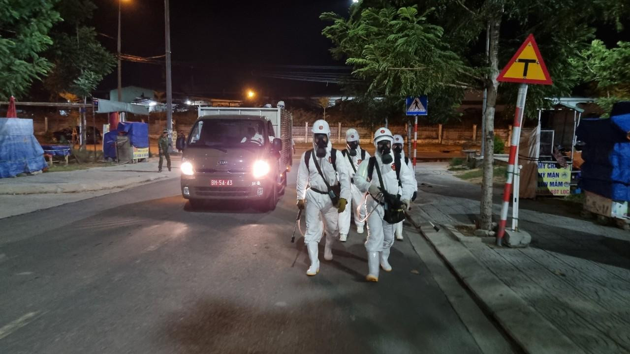 Các chiến sĩ tiến vào khu chung cư làm nhiệm vụ.