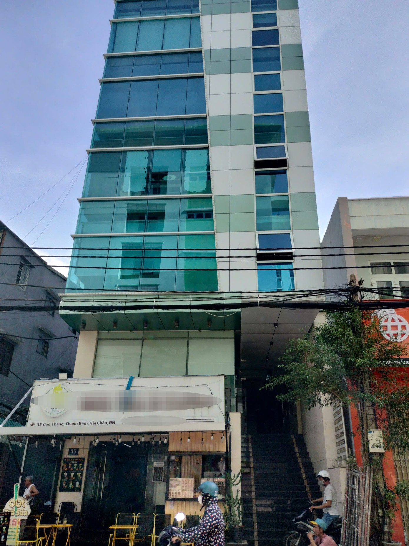 Hiện trạng số 35 Cao Thắng hiện nay. Theo chủ trương của UBND TP Đà Nẵng (trước đây) giao số 35 Cao Thắng là để xây dựng kinh doanh ký túc xá sinh viên. Tuy nhiên sau khi hoàn thành ký túc xá, công ty này không tiếp tục thực hiện kinh doanh ký túc xá sinh viên, mà tự ý chuyển nhượng quyền sử dụng đất và tài sản trên đất cho doanh nghiệp khác. Hiện trạng số 35 Cao Thắng hiện nay. Theo chủ trương của UBND TP Đà Nẵng (trước đây) giao số 35 Cao Thắng là để xây dựng kinh doanh ký túc xá sinh viên. Tuy nhiên sau khi hoàn thành ký túc xá, công ty này không tiếp tục thực hiện kinh doanh ký túc xá sinh viên, mà tự ý chuyển nhượng quyền sử dụng đất và tài sản trên đất cho doanh nghiệp khác.