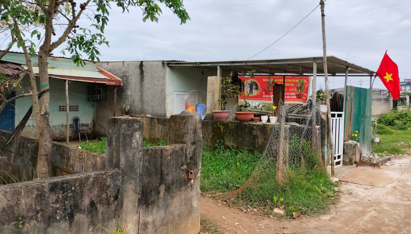 Lãnh đạo UBND quận Liên Chiểu cho biết: Các phòng, ban và UBND quận đã có báo cáo gửi UBND TP, các sở, ngành tìm phương án giải quyết cho các hộ dân. Theo quy định của Luật đất đai hiện hành các hộ dân không có cơ sở xem xét giải quyết bố trí tái định cư.