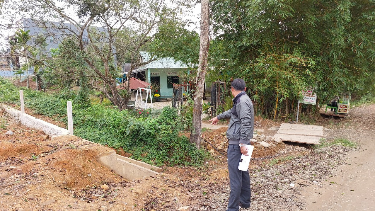 Thanh tra Đà Nẵng cho biết: Tại thời điểm lập dự án, tư vấn chỉ xác định ảnh hưởng khoảng 117 hộ dân, trong đó có 95 hộ cần di dời, TĐC và chỉ có 5ha chuẩn bị để bố trí TĐC nên tư vấn lập dự án không đề xuất xây dựng khu TĐC. Tuy nhiên, khi triển khai thực hiện thì có 369 hồ sơ đất ở cần phải thu hồi, số lô đất cần để bố trí TĐC là 625 lô và quỹ đất để bố trí TĐC xung quanh dự án không đáp ứng.... Việc xây dựng các khu TĐC cam kết hoàn thành ngày 29/5/2020 nhưng đến thời điểm thanh tra vẫn chưa tiến hành đấu thầu lựa chọn đơn vị thi công. Thanh tra Đà Nẵng cho biết: Tại thời điểm lập dự án, tư vấn chỉ xác định ảnh hưởng khoảng 117 hộ dân, trong đó có 95 hộ cần di dời, TĐC và chỉ có 5ha chuẩn bị để bố trí TĐC nên tư vấn lập dự án không đề xuất xây dựng khu TĐC. Tuy nhiên, khi triển khai thực hiện thì có 369 hồ sơ đất ở cần phải thu hồi, số lô đất cần để bố trí TĐC là 625 lô và quỹ đất để bố trí TĐC xung quanh dự án không đáp ứng.... Việc xây dựng các khu TĐC cam kết hoàn thành ngày 29/5/2020 nhưng đến thời điểm thanh tra vẫn chưa tiến hành đấu thầu lựa chọn đơn vị thi công.