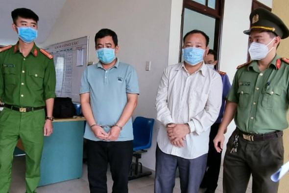 Hai đối tượng Nguyễn Văn Khánh và Nguyễn Mạnh Hà tại cơ quan công an. Ảnh. H.C