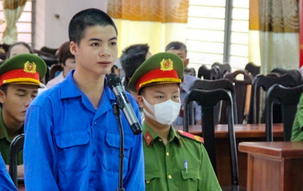 Bị cáo Tẩn Nảy Sinh tại phiên toà.