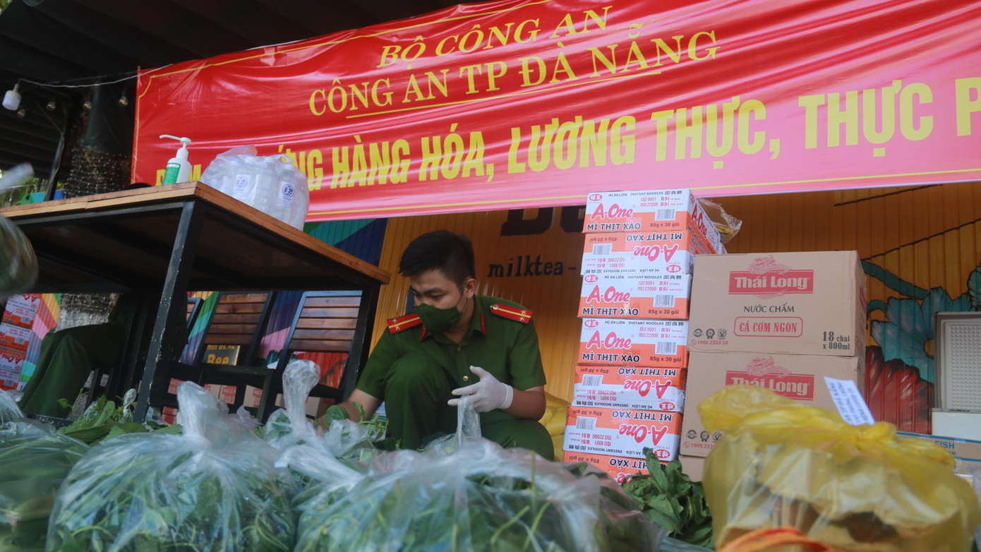 Bắt đầu từ 8h ngày 28/8, 30 điểm cung ứng hàng hóa phục vụ người dân trên địa bàn 4 quận (Hải Châu, Thanh Khê, Liên Chiểu và Cẩm Lệ) của Công an TP Đà Nẵng chính thức hoạt động.