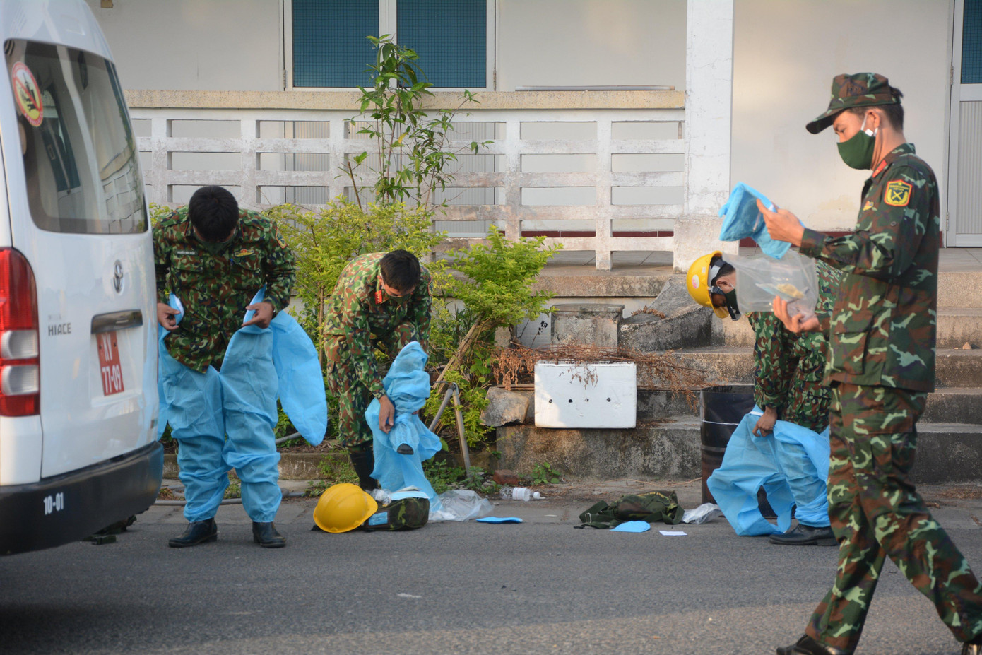 Các chiến sĩ binh chủng hoá học mặc đồ bảo hộ chuẩn bị làm nhiệm vụ.