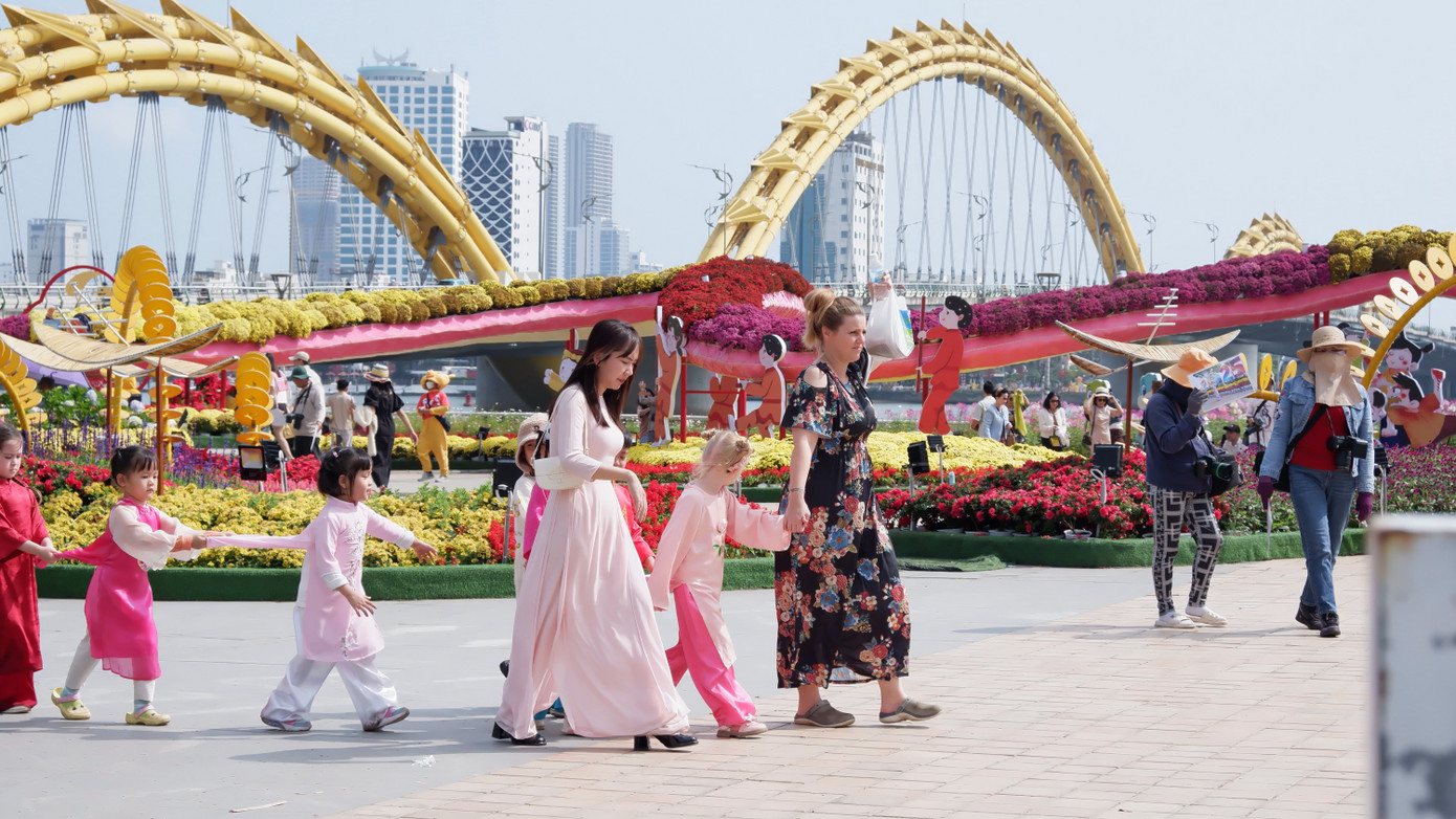 Theo phương án được Chủ tịch UBND TP Đà Nẵng thống nhất từ trước khi triển khai thực hiện, đường hoa sẽ được duy trì đến dịp kỷ niệm 50 năm ngày giải phóng TP Đà Nẵng (29/3) và dịp lễ 30/4. Trong đó, tiếp tục duy trì 8 vị trí trang trí hoa sau Tết. Các vị trí được duy trì gồm: Trước trung tâm hành chính thành phố, đường Thành Điện Hải; vỉa hè trước số 32 đường Bạch Đằng; vỉa hè trước số 12 đường Trần Phú; vỉa hè trước cầu chữ T; vỉa hè trước số 42-44 đường Bạch Đằng; Khu vực số 72 đường Bạch Đằng; Khu vực vỉa hè phía sông đối diện chợ Hàn; Quảng trường phía Nam đuôi cầu Rồng.