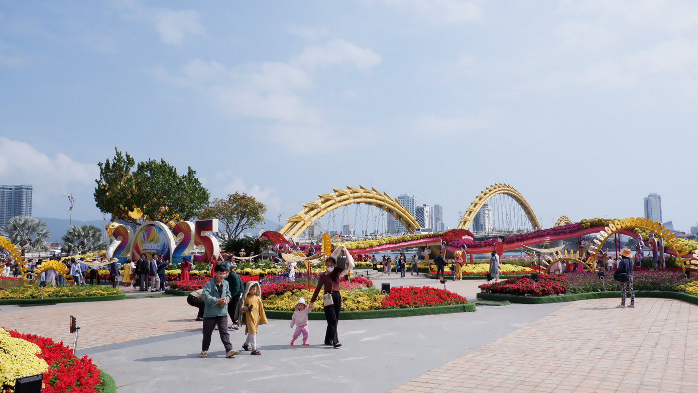 Theo ghi nhận, ngày 6/2, các điểm trang trí hoa Tết tại tuyến đường Bạch Đằng vẫn thu hút một lượng lớn người dân, du khách đến tham quan, chụp hình, check - in. Trong đó, khu vực quảng trường đuôi cầu Rồng (quận Hải Châu) rất đông người. Đây là 1 trong 8 vị trí của đường hoa Tết của Đà Nẵng được giữ lại để phục vụ các ngày lễ sau Tết.