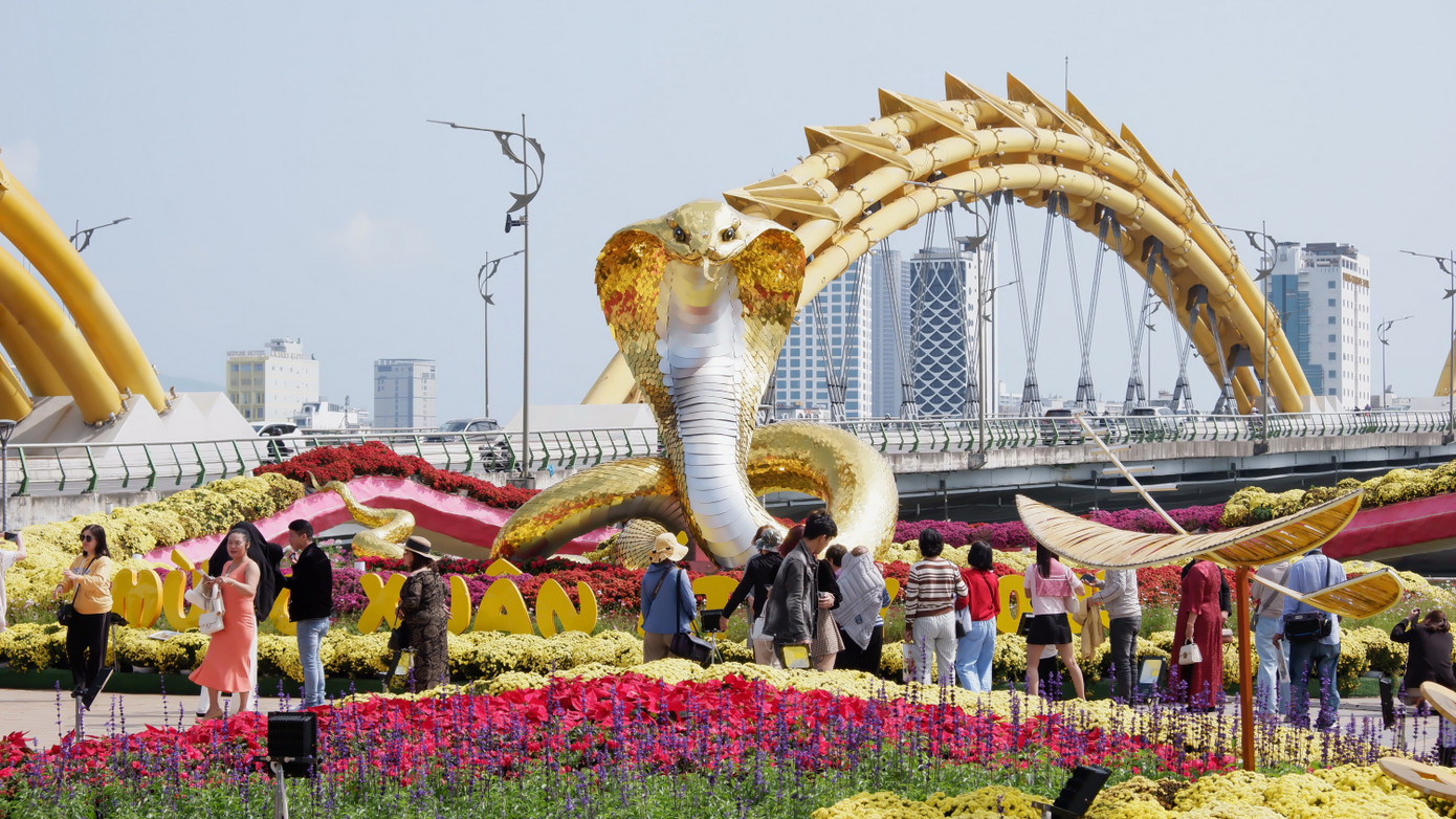 Cùng với việc giữ lại đường hoa, các tiểu cảnh, linh vật rắn sẽ được duy trì làm điểm nhấn tại các địa điểm trang trí hoa.