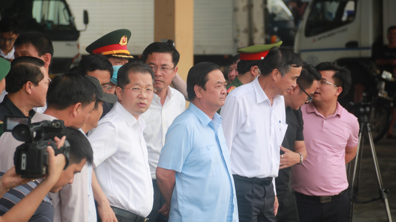 Sau khi nghe các cấp ngành địa phương báo cáo về công tác ứng phó với bão và công tác sắp xếp tàu thuyền, Bộ trưởng Lê Minh Hoan lưu ý địa phương về việc đảm bảo an toàn tính mạng và tài sản của ngư dân khi bão đổ bộ.