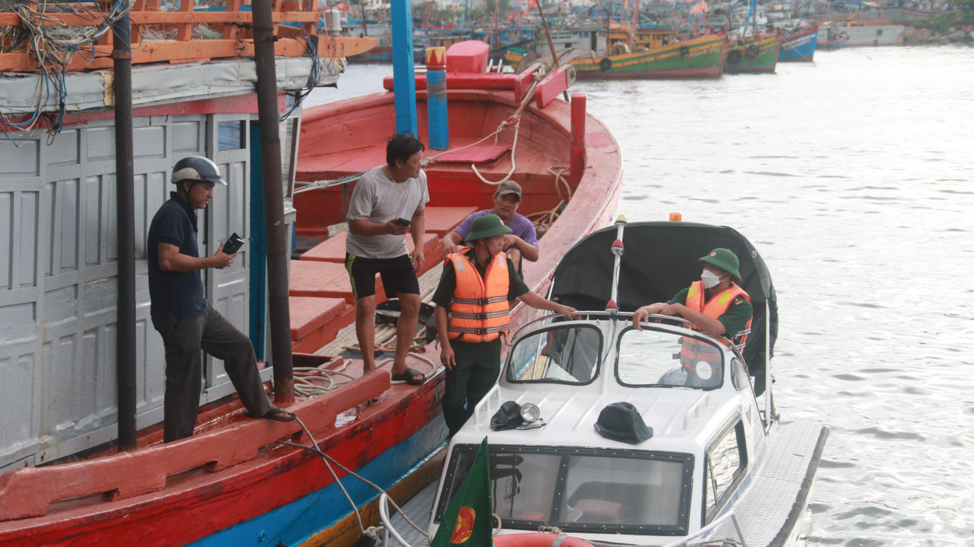 Báo cáo về công tác vận động ngư dân không ở lại trên tàu khi bão đổ bộ, ông Lê Trung Chinh, Chủ tịch UBND TP Đà Nẵng cho biết, Đà Nẵng thực hiện quyết liệt. “Trước khi bão đổ bộ 1 tiếng đồng hồ, lực lượng chức năng sẽ dùng biện pháp mạnh, yêu cầu tất cả ngư dân lên bờ để đảm bảo an toàn”, Chủ tịch UBND TP Đà Nẵng nói.