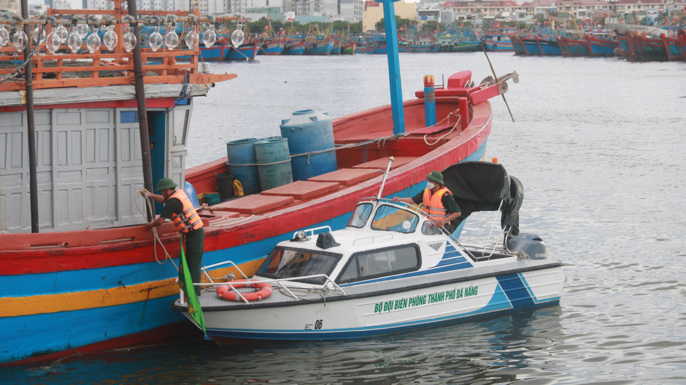 Đoàn đã đến kiểm tra công tác sắp xếp neo đậu tàu thuyền vào trú tránh bão tại âu thuyền Thọ Quang (quận Sơn Trà).