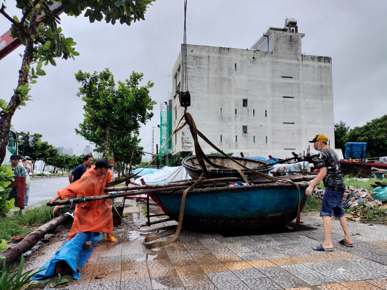 Mỗi lượt cẩu, chở phương tiện lên bờ ngư dân tốn từ 300.000 đến 400.000 đồng/lượt. Mỗi lượt cẩu, chở phương tiện lên bờ ngư dân tốn từ 300.000 đến 400.000 đồng/lượt.
