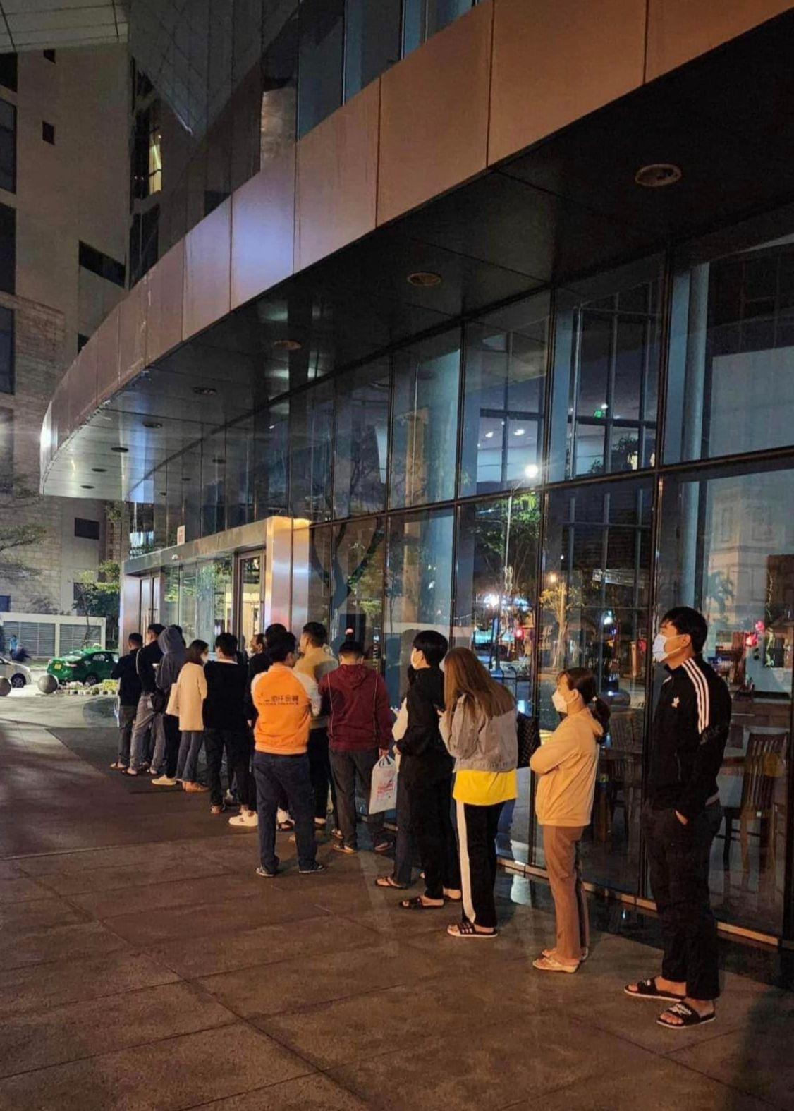 Theo phản ánh, nhiều người phải xếp hàng từ sáng sớm tại Trung tâm hành chính TP Đà Nẵng để chờ bấm số. Ảnh: A.M