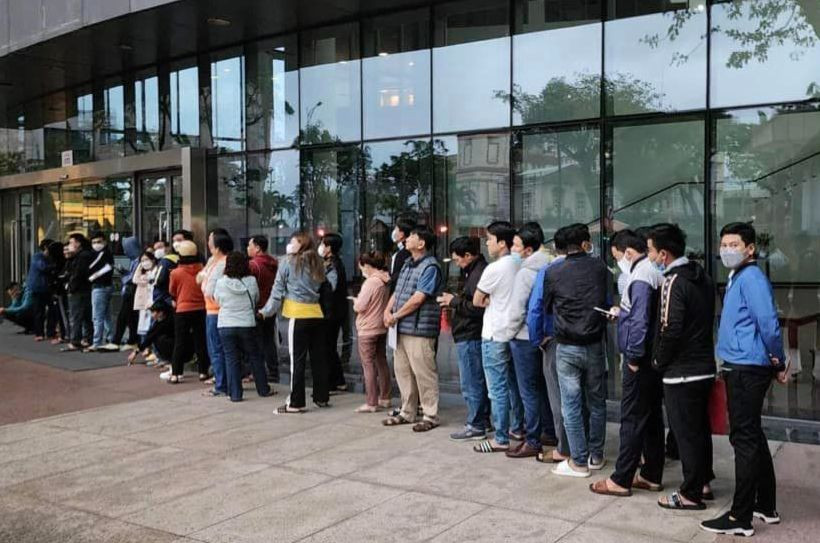 Hình ảnh xếp hàng chờ bấm số thứ tự ở Trung tâm hành chính TP Đà Nẵng được đưa lên mạng xã hội.