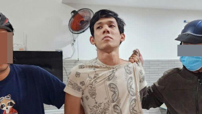 Đối tượng Đặng Nguyễn Hải Sơn (giữa) bị bắt giữ. Đối tượng Đặng Nguyễn Hải Sơn (giữa) bị bắt giữ.