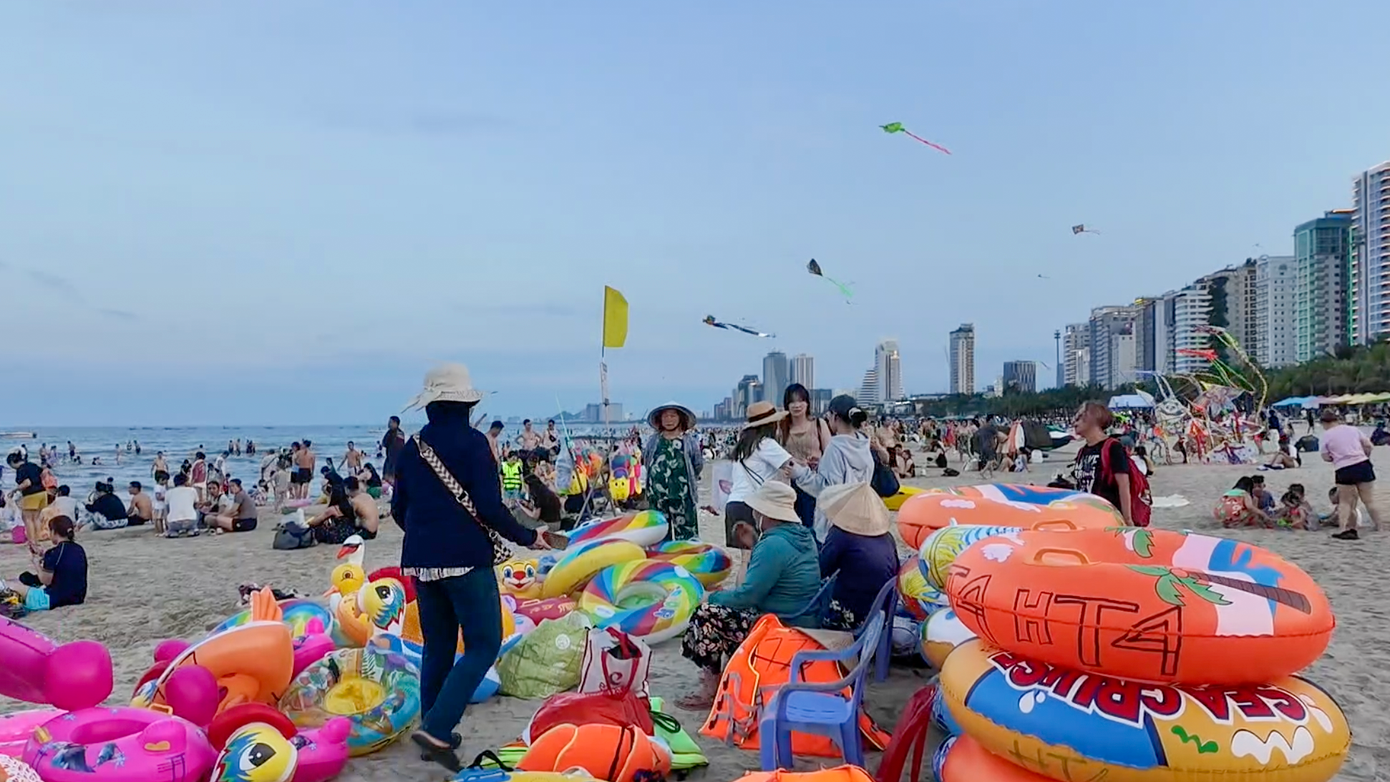 Dịch vụ cho thuê phao tắm biển bắt đầu vào mùa kinh doanh. Kỳ nghỉ lễ 30/4-1/5 đang cận kề, Sở Du lịch TP. Đà Nẵng cho biết đã sẵn sàng nhiều "món ngon" phục vụ du khách như khai trương mùa du lịch biển với các hoạt động: biểu diễn diều nghệ thuật, giải bơi biển “Vượt sóng mùa hè Đà Nẵng 2025”, trưng bày mô hình checkin nghệ thuật; hội thi Sub DANANG COLOR RACE 2025...