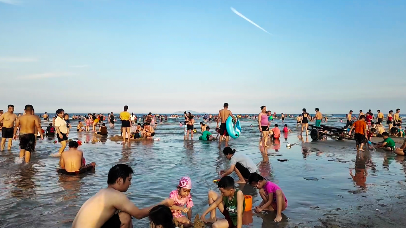 Trong đó, hai ngày cuối tuần qua, ghi nhận một lượng lớn du khách đổ xô về các bãi biển Đà Nẵng. Bãi tắm số 1, 2 và 3 tại khu vực Công viên Biển Đông đông đúc, nhộn nhịp người tắm, vui chơi trên biển, bãi cát.