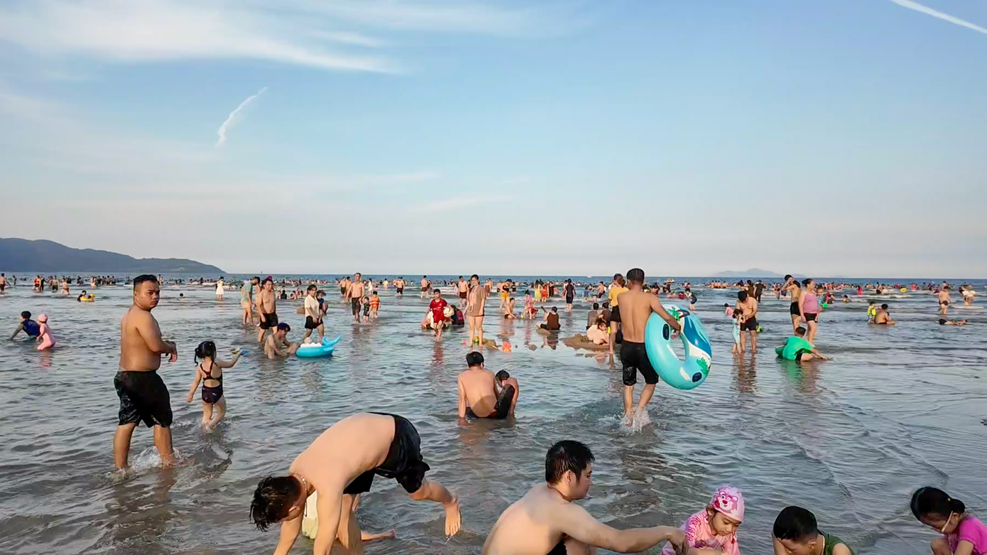 Các bãi tắm ở khu vực Mân Thái (quận Sơn Trà) cũng đông đúc người dân và du khách.