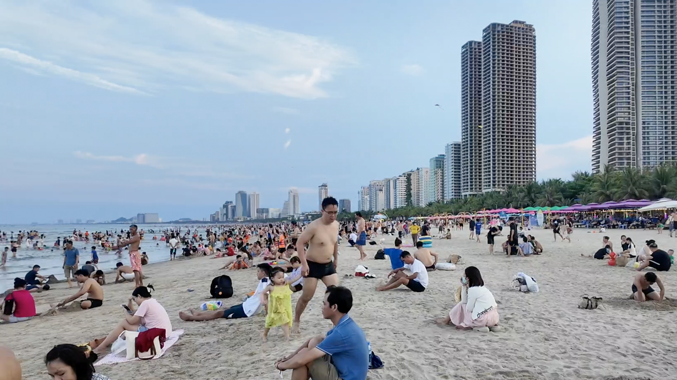 Dù đông đúc nhưng bầu không khí vẫn giữ được sự trật tự, văn minh – hình ảnh quen thuộc đã làm nên nét đẹp của TP Đà Nẵng. Trong khi đó, để đảm bảo an toàn, lực lượng cứu hộ biển túc trực thường xuyên, nhắc nhở người dân và du khách tắm đúng khu vực an toàn, tuân thủ quy định để đảm bảo an toàn.