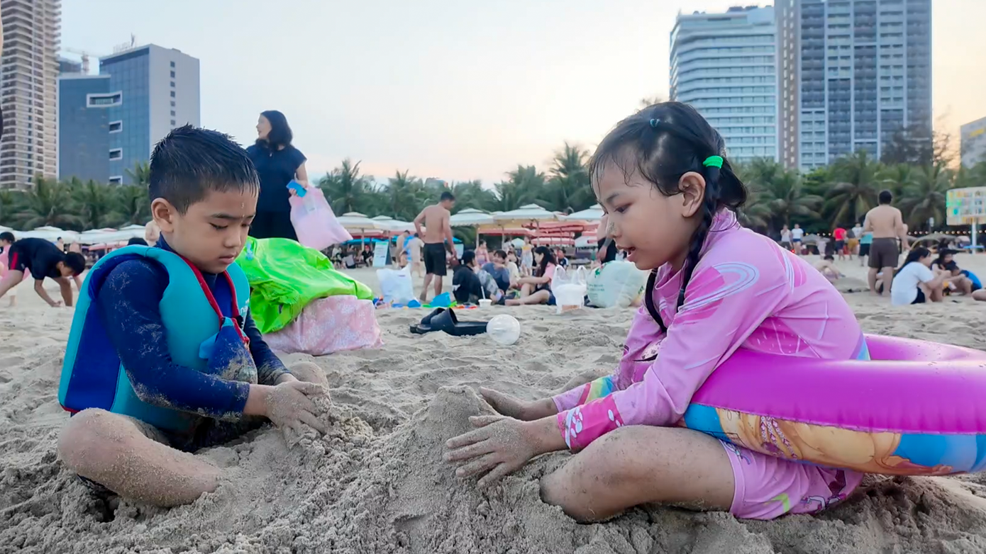 Trẻ nhỏ thích thú chơi đùa với cát biển sạch mịn. Bãi biển Đà Nẵng là một trong số bãi biển được mệnh danh "đẹp nhất hành tinh".