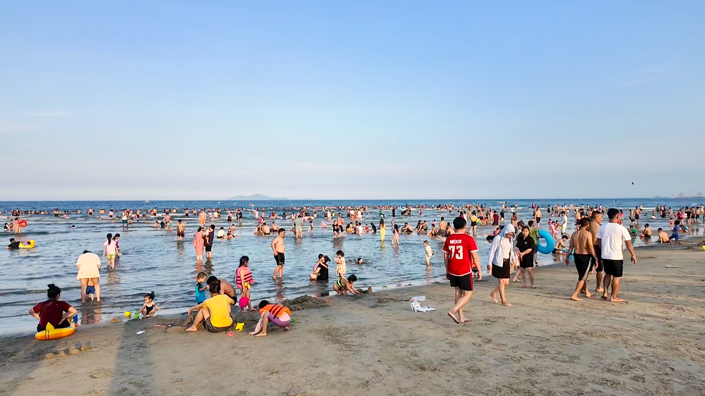 Những ngày qua, khi thời tiết bắt đầu nắng nóng, báo hiệu mùa hè đã chớm đến, bãi biển Đà Nẵng trở thành điểm đến lý tưởng của người dân và du khách gần xa. Theo ghi nhận của phóng viên, từ sáng sớm và khi chiều xuống các bãi tắm ven biển như Mỹ Khê, Phạm Văn Đồng... đều trong tình trạng "nêm chặt" người.