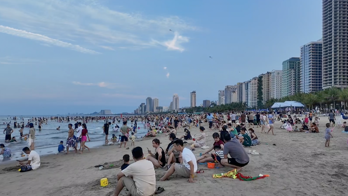 Theo dự báo, trong những ngày nghỉ lễ 30/4-1/5, Đà Nẵng sẽ đón một lượng lớn du khách đến tham quan, du lịch. Trong đó, biển Đà Nẵng sẽ là địa điểm thu hút khách trong 5 ngày của kỳ nghỉ lễ. Trong dịp lễ này, sân bay Đà Nẵng dự kiến đón 692 chuyến, trong đó có 285 chuyến bay quốc tế (tăng 10%), 407 chuyến bay nội địa (tăng 21% so với cùng kỳ năm ngoái). Trung bình mỗi ngày sẽ có gần 140 chuyến bay hạ cánh xuống sân bay Đà Nẵng....