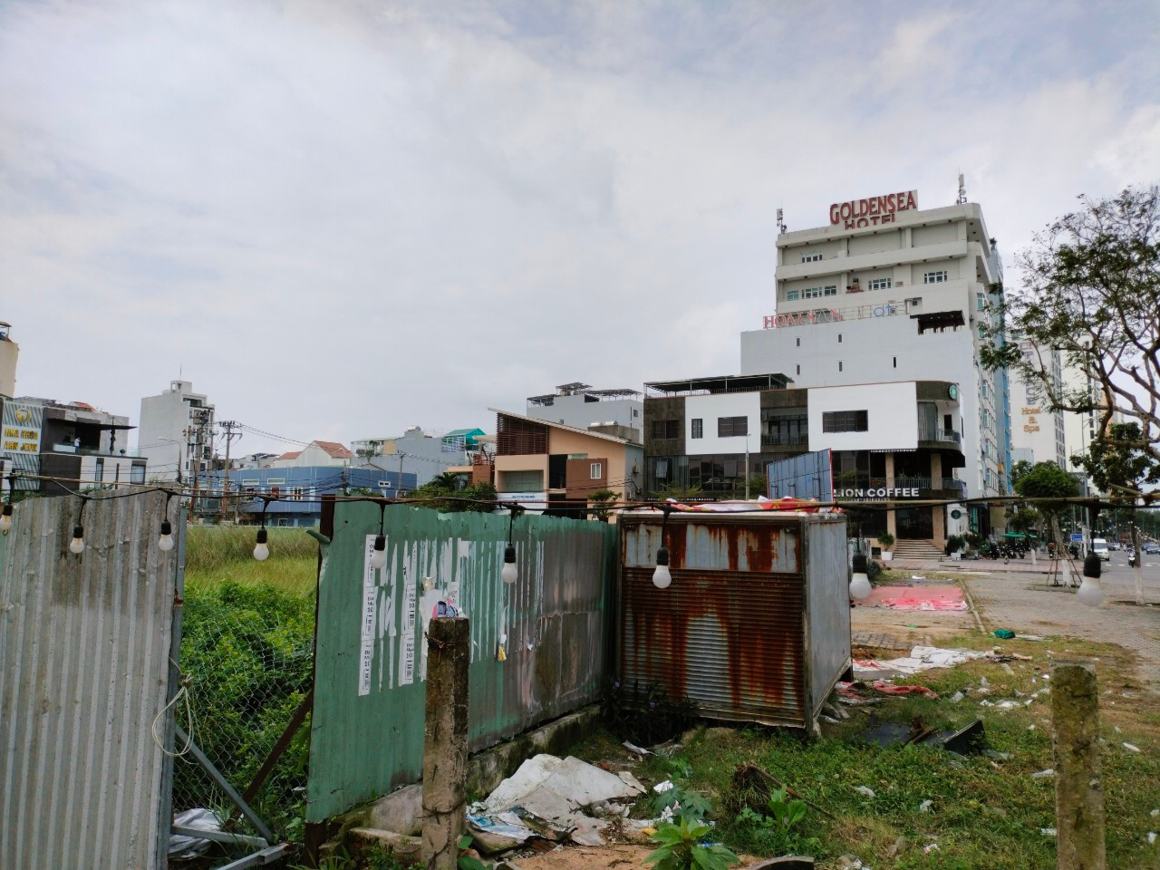 Điều đáng nói, lô đất đã được sang nhượng và đăng ký biến động cho Tập đoàn Viettel nhưng quá trình thi hành án, Văn phòng Đăng ký đất đai TP Đà Nẵng vẫn cung cấp bản sao Giấy chứng nhận quyền sử dụng đối với 28 tài sản nhà, đất liên quan đến Phan Văn Anh Vũ. Trong đó có giấy chứng nhận quyền sử dụng đất tại lô A2 đường Phạm Văn Đồng, được chỉnh lý biến động cho Phan Văn Anh Vũ ngày 9/4/2007. Đến ngày 2/6/2021, Sở TN&MT TP Đà Nẵng tiếp tục có công văn gửi Cục Thi hành án dân sự Đà Nẵng xác nhận: "Không có trở ngại khi cấp lại giấy chứng nhận quyền sử dụng đất cho người mua trúng đấu giá" đối với lô đất này. Điều đáng nói, lô đất đã được sang nhượng và đăng ký biến động cho Tập đoàn Viettel nhưng quá trình thi hành án, Văn phòng Đăng ký đất đai TP Đà Nẵng vẫn cung cấp bản sao Giấy chứng nhận quyền sử dụng đối với 28 tài sản nhà, đất liên quan đến Phan Văn Anh Vũ. Trong đó có giấy chứng nhận quyền sử dụng đất tại lô A2 đường Phạm Văn Đồng, được chỉnh lý biến động cho Phan Văn Anh Vũ ngày 9/4/2007. Đến ngày 2/6/2021, Sở TN&MT TP Đà Nẵng tiếp tục có công văn gửi Cục Thi hành án dân sự Đà Nẵng xác nhận: "Không có trở ngại khi cấp lại giấy chứng nhận quyền sử dụng đất cho người mua trúng đấu giá" đối với lô đất này.